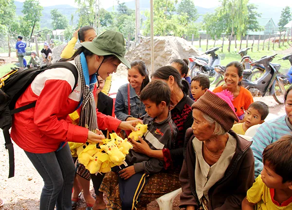 Nghĩa tình thanh niên tình nguyện trên nước bạn Lào ảnh 6